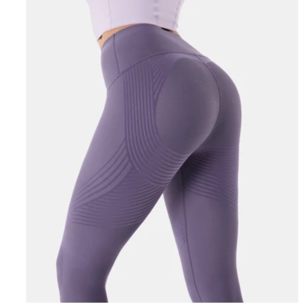 FANKA Body Sculpt Capri Leggings (Reversible Wear) in Wineberry